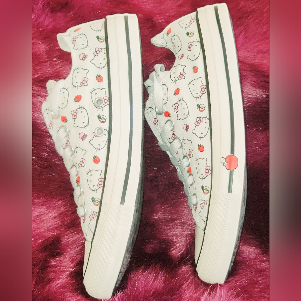 Low Top Hello Kitty Converse Chuck Taylor All Star Women Size 7 - Picture 4 of 7